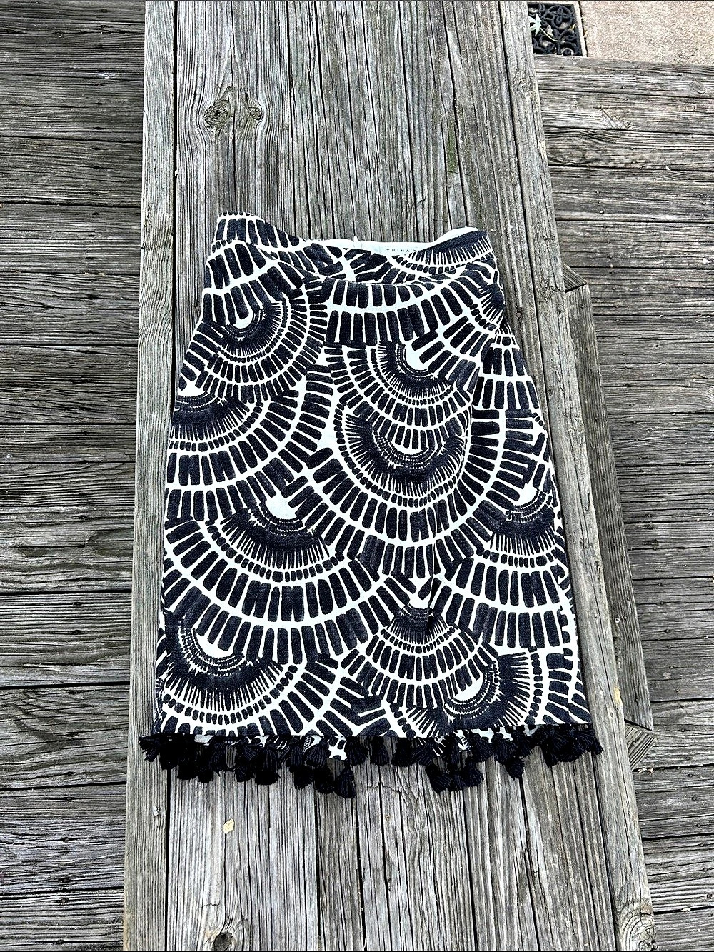 Trina Turk Printed skirt Black & White Size 6 Like New